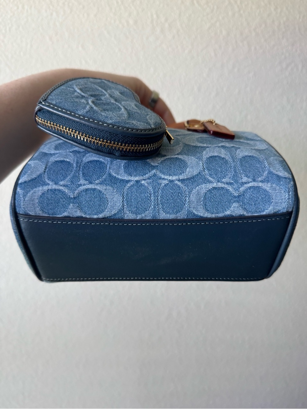 COACH mini Rowan in signature denim WITH heart charm. - Picture 4 of 4